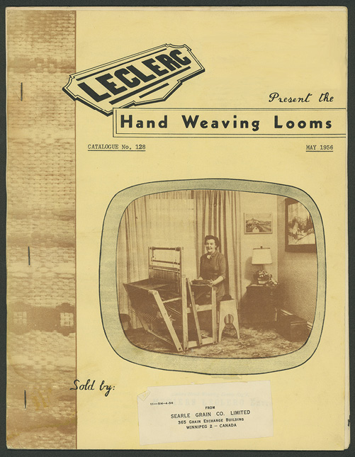 Couverture jaunie de « Leclerc Hand Weaving Looms ». Elle présente des marques d’agrafes sur le bord gauche, un carré arrondi avec la photo d’une femme, dans un salon recouvert de moquette, devant un métier à tisser. Une date en haut à droite indique « mai 1956 »
