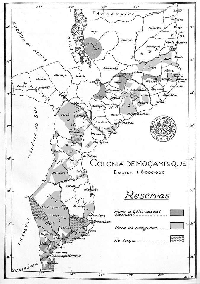 Black and white map. Map of Mozambique, with provinces and cities shown. Native reserves, hunting reserves, and colonization reserves are highlighted in different colours across the map, with a concentration in the south. Lines of latitude and longitude are on the borders of the map. The map key is written in Portuguese in the bottom right corner.