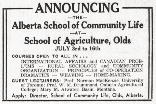 Annonce dans un journal : Annonce la présence de Alberta School of Community Life à I’École d’agriculture de Olds, du 3 au 16 juillet. Détails des cours proposés et des conférenciers invités. 