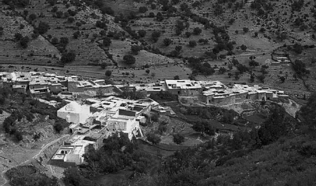 Photo of the village of Tiyanimin, along with the shrine of Sdi Brahim u 'Ali.