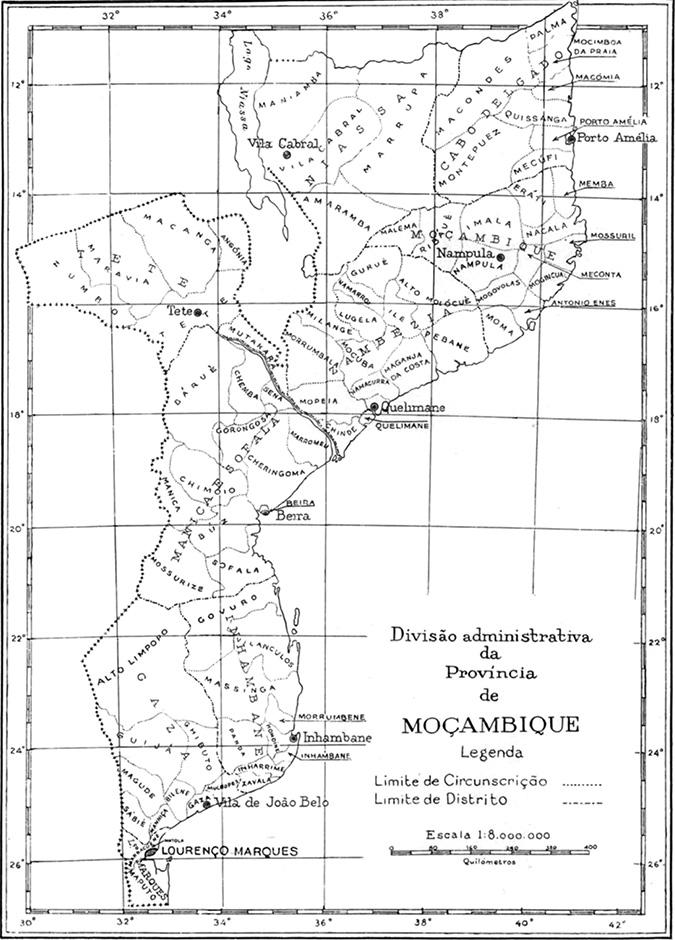 Black and white map. Line drawn map of Mozambique, in Portuguese. Provinces, major cities, and rivers are drawn on the map in thin black lines. The borders contain degrees of latitude and longitude. The map’s key is written in Portuguese in the bottom right corner.