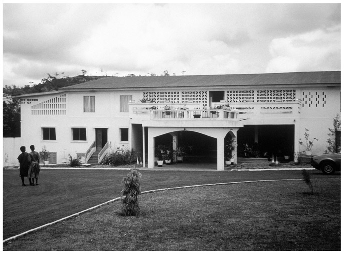 A black and white photograph showing the façade of the Palace of the Agogohene, with its front yard, Asante kingdom, Ghana.