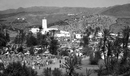Photo of Illiy from afar. A mosque is located at the center. Many people have gathered from the surrounding hills and markets.