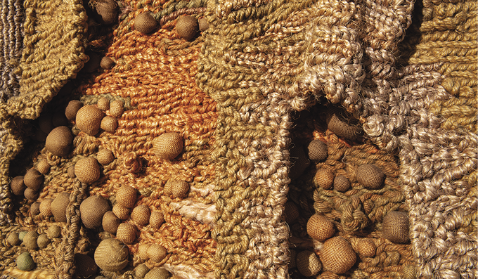 Photo : micro détail de l’œuvre d’art ci-dessus montrant les couches et plusieurs épis déformés dans des tons de marron.