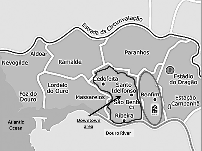 Black and white map: A map of the city of Oporto depicting the major neighbourhoods, the Casa Bô is highlighted in the neighbourhood of Bonfim, adjacent to the central Downtown area.